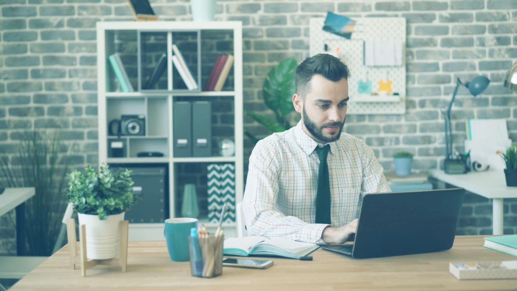 Equipo revisando métricas de seguridad en pantallas múltiples durante sesión de análisis